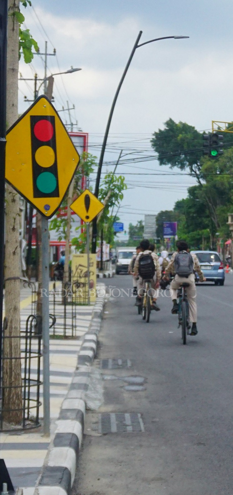 RAWAN PADAM: Pemasangan PJU sudah hampir merata. Namun, rawan padam karena kotak kontrolnya sering hilang.   (YUAN EDO/RADAR BOJONEGORO)