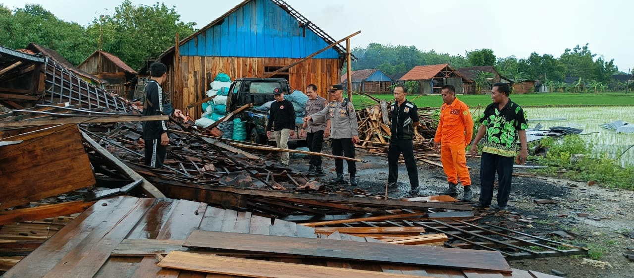 MUSIBAH: Puluhan rumah di Desa Ngliron, Kecamatan Randublatung diterjang angin punting beliung sekitar pukul 11.00 WIB kemarin (26/1). Petugas dan warga bahu-membahu membersihkan reruntuhan bangunan.