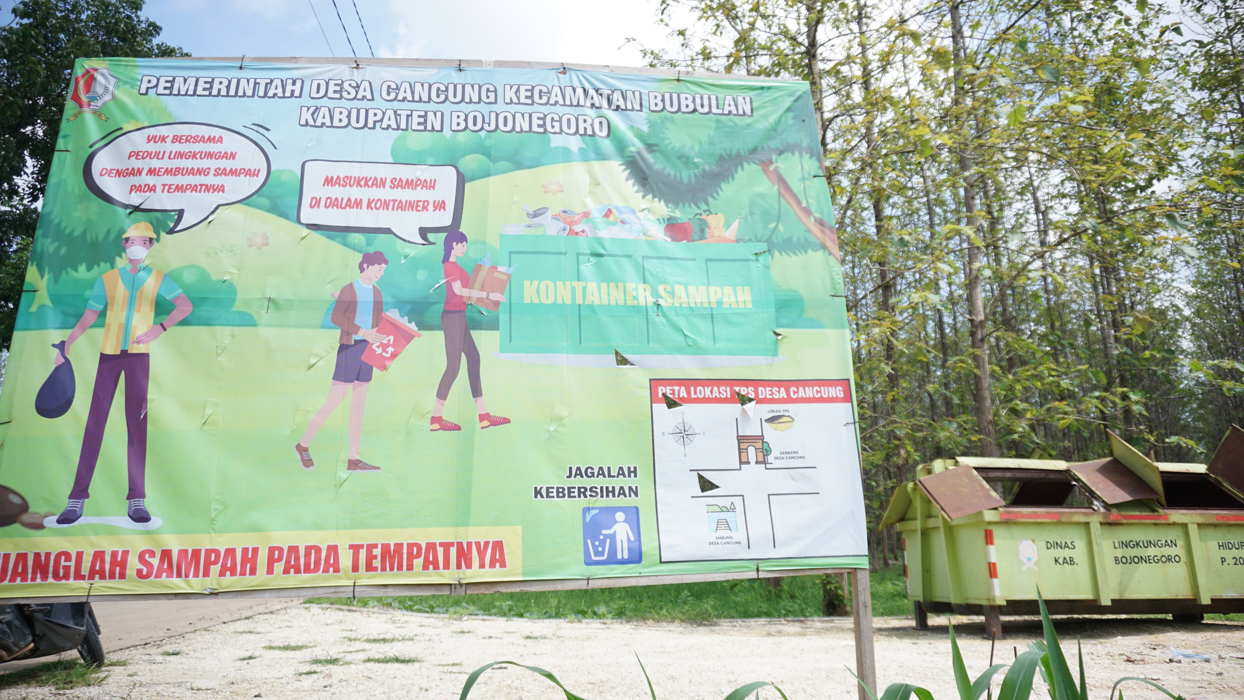 KONTAINER SAMPAH: Pembangunan landasan kontainer sampah, turut ubah pola pikir masyarakat jadi lebih baik (HAKAM ALGHIVARI/RADAR BOJONEGORO)