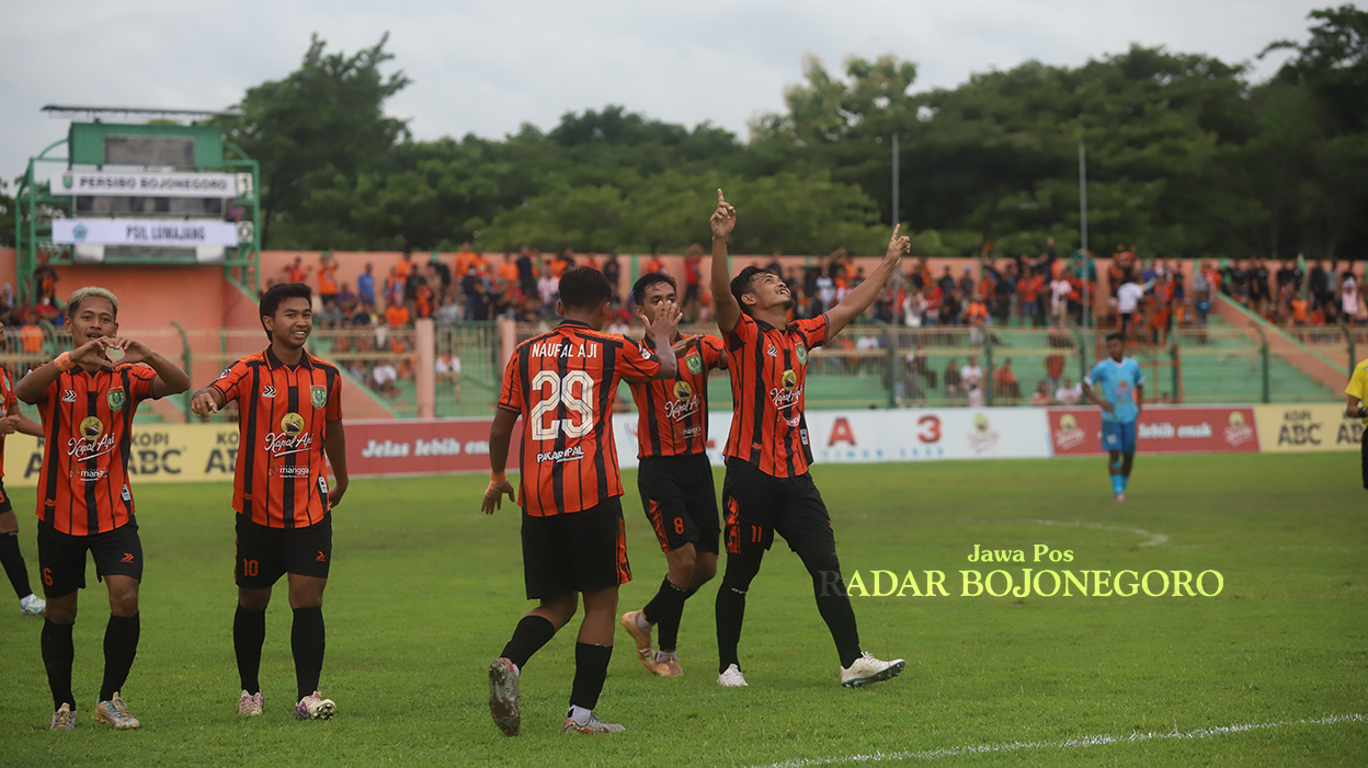 JAGA TREN POSITIF: Pemain Persibo selebrasi usai menjebol gawang PSIL Lumajang di pertandingan  sebelumnya. Sore ini bertekad membungkam Tim Kuda Terbang untuk menjaga tren positif di kandang. (YUAN E