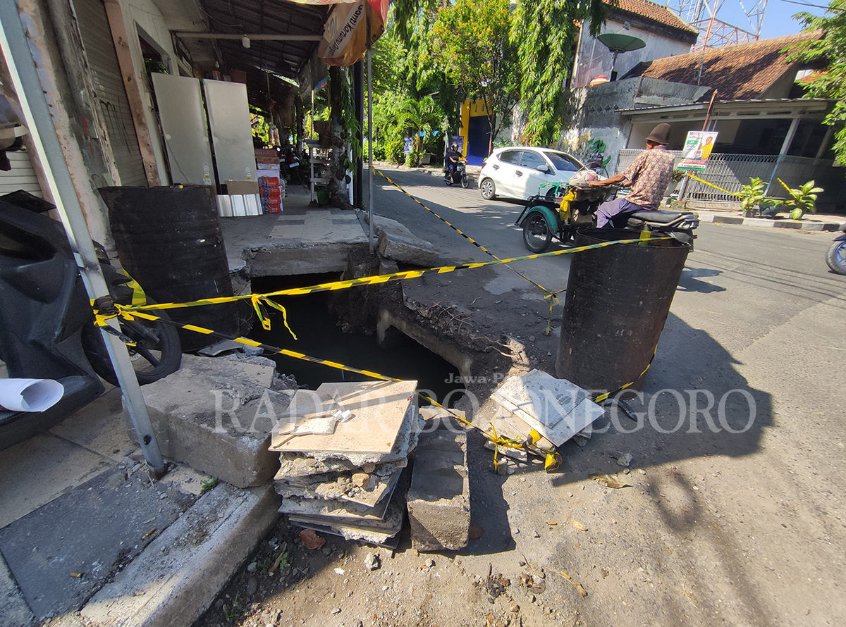 JADI PERHATIAN: Adanya genangan air di sejumlah jalan protokol beberapa waktu lalu, membuat OPD terkait intens melakukan pemeliharaan di sejumlah gorong-gorong. (ANJAR DWI PRADIPTA/RDR.LMG)