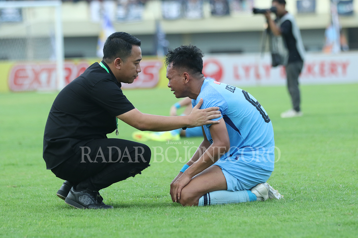 KECEWA: Manajer Persela Fariz Julinar Maurisal menenangkan bek Persela Dede Sapari yang meluapkan kekecewaan, setelah Persela hanya bermain imbang 2-2 menjamu Malut United dua musim lalu.