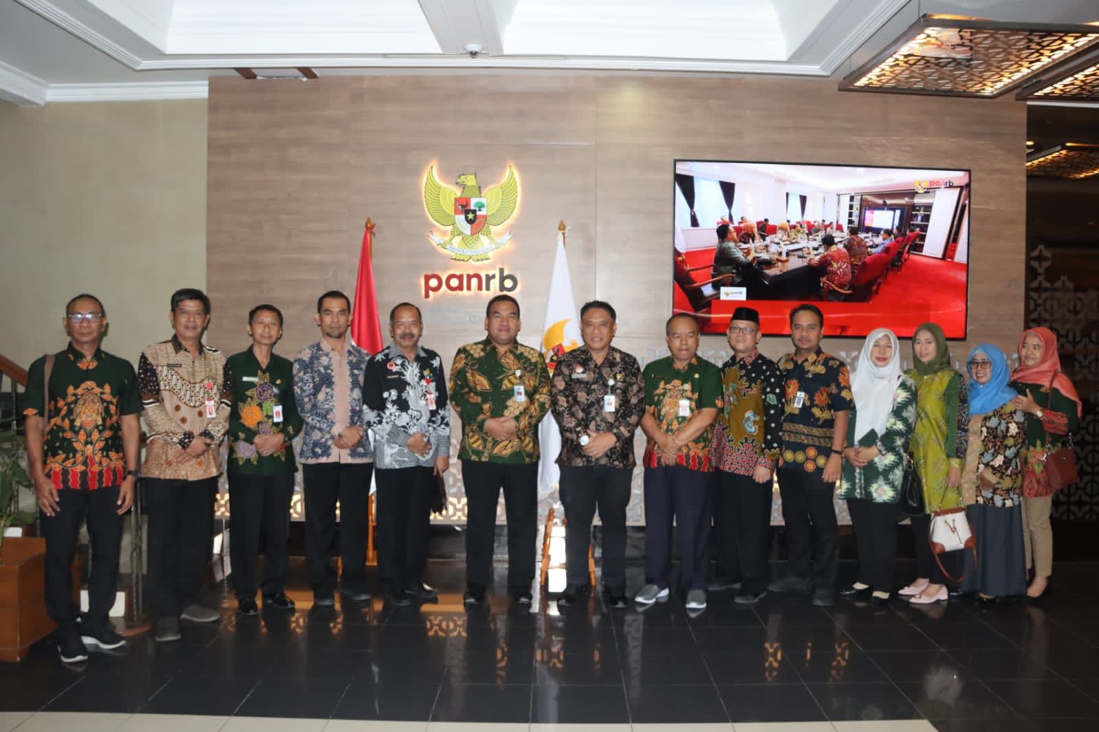 TIMBA ILMU : Bupati Arief Rohman dan kepala OPD Blora saat di KemenpanRB minggu lalu.  (PROKOPIM BLORA FOR RADAR BOJONEGORO)