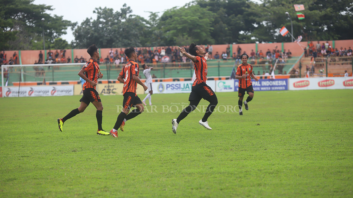 SELEBRASI: Bayu Nugroho (acungkan dua tangan) selebrasi usai melesakkan bola ke gawang Perssu Sumenep di SLS Bojonegoro Minggu (28/1)