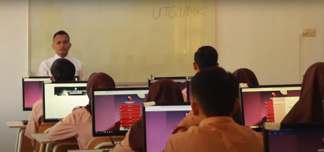 PEMANFAATAN: Siswa SMKN 2 Bojonegoro ketika mengikuti pembelajaran di Laboratorium Komputer. Saat ini, Al sudah banyak dimanfaatkan dalam kegiatan belajar mengajar. (IST/RADAR BOJONEGORO)
