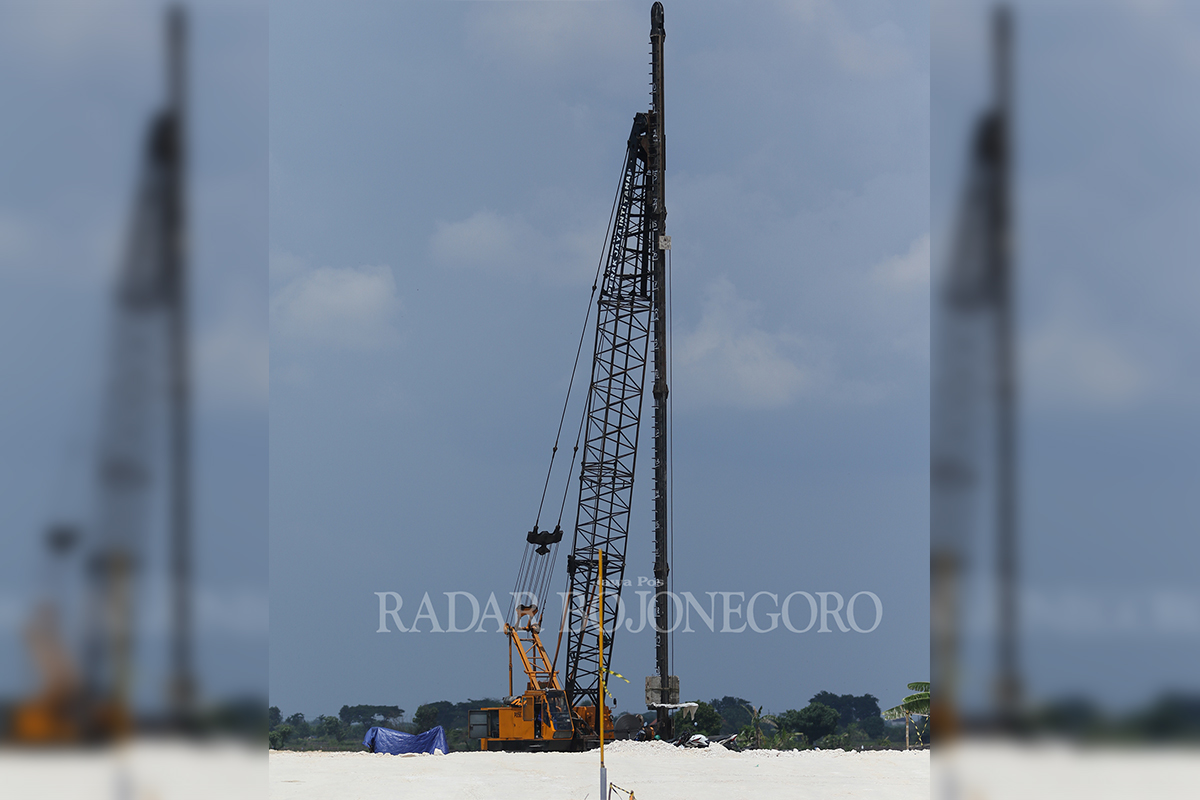 PERKUAT KONSTRUKSI: PVD bertujuan untuk mengeluarkan air di dalam tanah, sehingga konstruksi tanah di JLU bisa padat secara maksimal. (ANJAR DWI PRADIPTA/RDR.LMG)