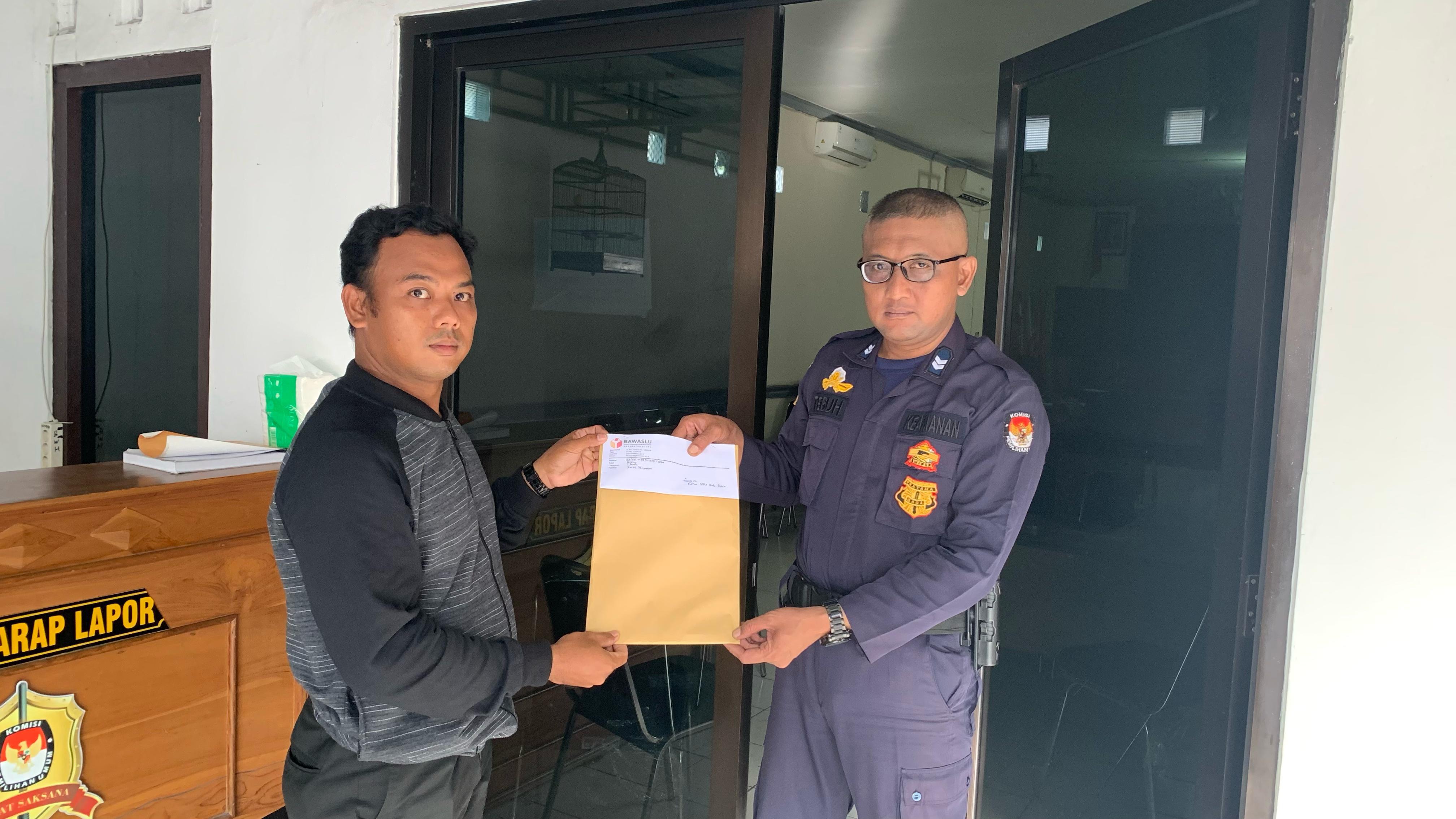 TEMUAN: Petugas Bawaslu Blora menyerahkan surat peringatan ke KPU Blora terkait temuan dua anggota KPPS merangkap sebagai anggota parpol. (IST/RADAR BLORA)