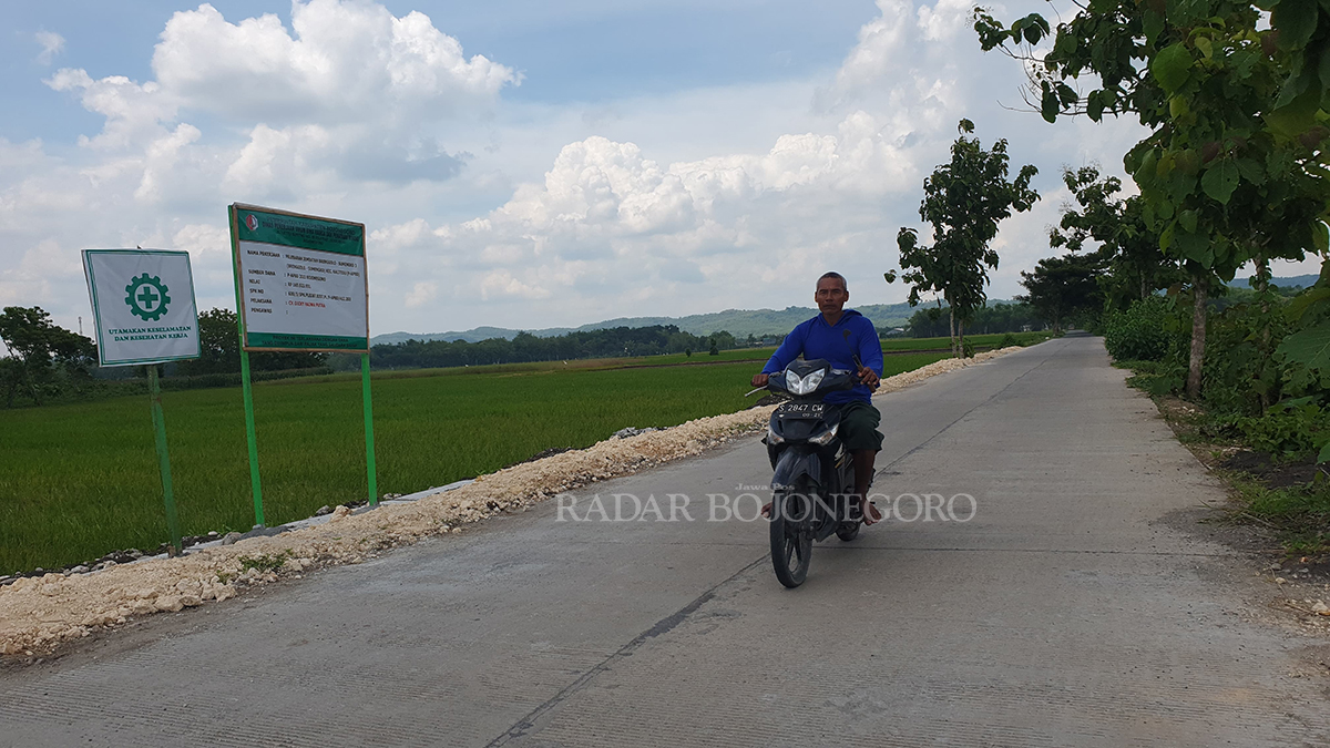 MAKMUR: Jalan di Kecamatan ini sudah ngelnyer, bikin warga makmur (DEWI SAFITRI/RADAR BOJONEGORO)
