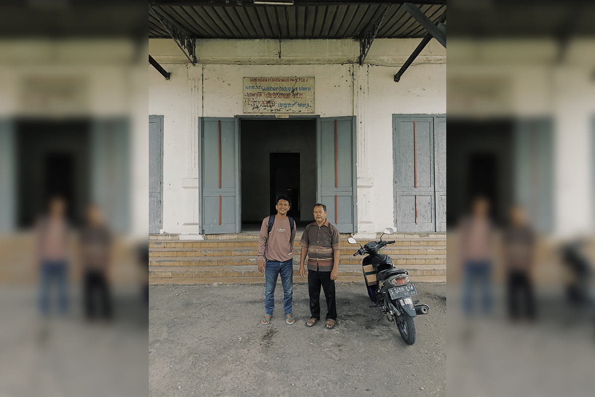 MENELISIK SEJARAH: Muhammad Andre (kiri) saat mengunjungi salah satu bangunan tua untuk memahami peradaban di Bojonegoro. (YANA DWI K./RADAR BOJONEGORO)