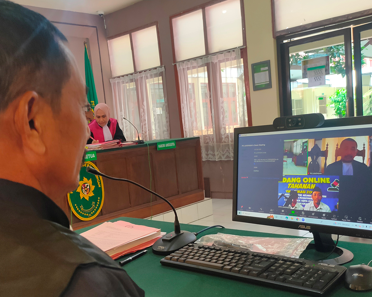 MELIHAT DARI LAYAR MONITOR: JPU Suprayitno dalam persidangan kasus sabu &ndash; sabu di PN Lamongan Selasa (30/1). (IST/RDR.LMG)