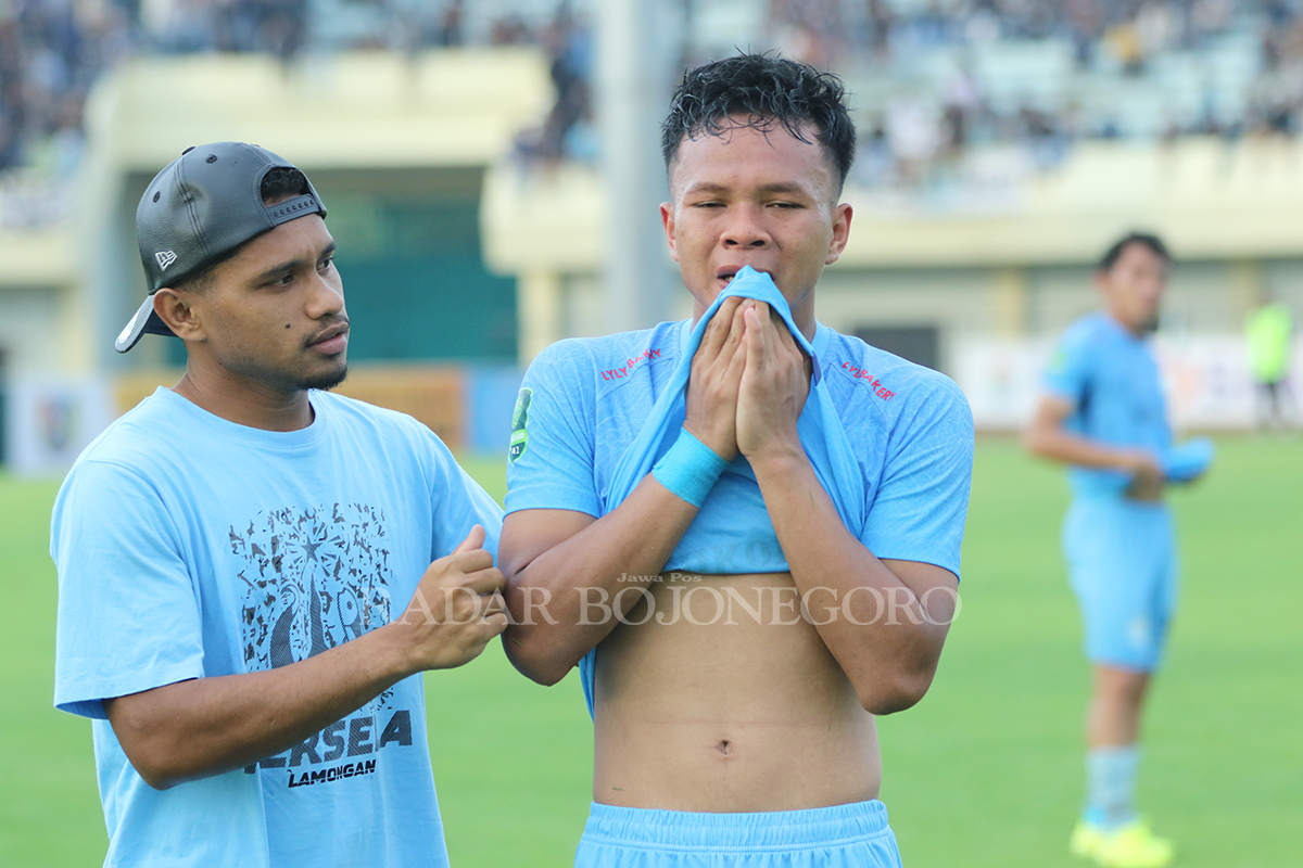 TERPUKUL: Bek muda Persela, Dede Sapari tak kuasa menahan air mata setelah Persela hanya bermain imbang 2-2 melawan Malut United. (ANJAR DWI PRADIPTA/RDR.LMG)