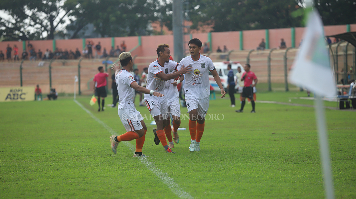 MERAYAKAN GOL: Diego Banawo merayakan gol yang dicetak ketika menghadapi PSM Madiun Selasa (30/1)  (YUAN EDO/RADAR BOJONEGORO )