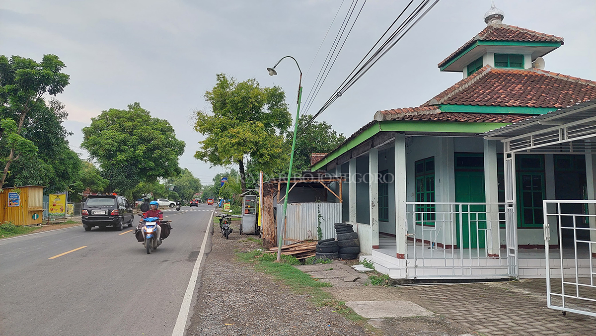 WONOREJO: Salah satu bangunan musala di Dusun Wonorejo, Kelurahan/Kecamatan Cepu tampak lengang kemarin sore (30/1). Tampak mobil dan motor berlalu-lalang (LUKMAN HAKIM/RADAR BLORA)