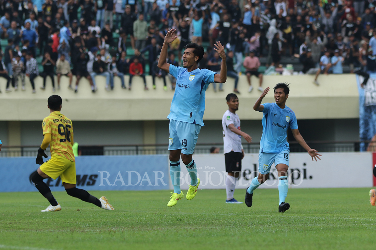 AYO CETAK GOL LAGI: Ade Jantra Lukmana meluapkan kegembiraan, saat mencetak gol ke gawang Malut United.(ANJAR DWI PRADIPTA/RDR.LMG)