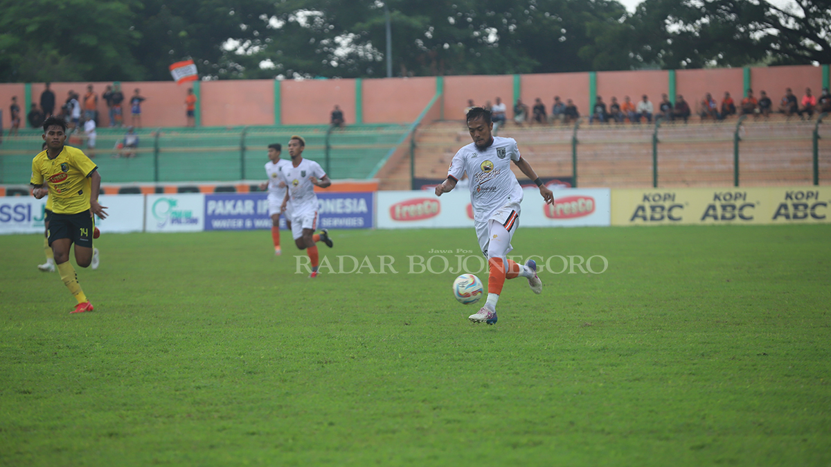 TARGET MENANG: Roni Resyadi sedang menggirng bola. Tim Persibo sore ini menjamu Persedikab Kediri dengan target memertahankan tren positif di kandang. (YUAN EDO/RADRA BOJONEGORO)