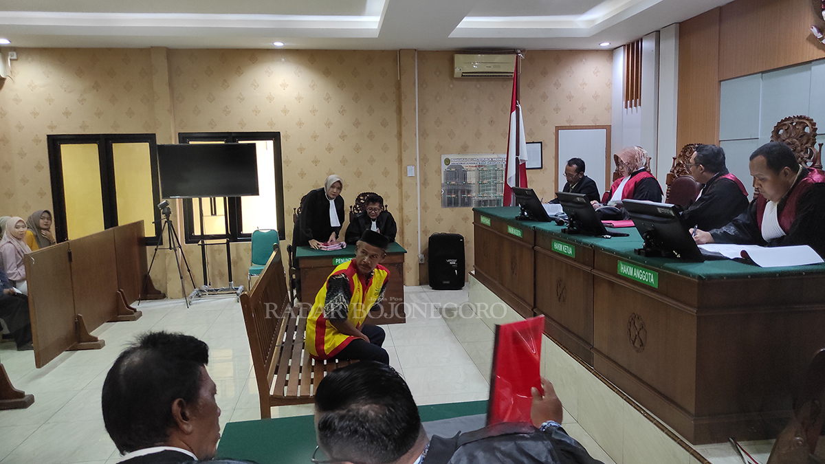 MENCARI KEADILAN: Suyatno menjalani sidang dengan agenda pembacaan eksepsi di PN Bojonegoro Rabu (31/1). (WAHYU DHANI ALFIANSYAH/RADAR BOJONEGORO)