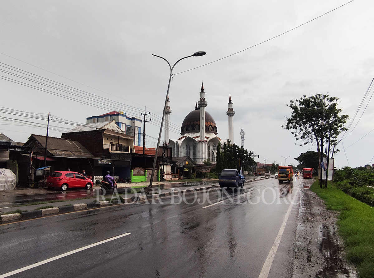 SEBAGIAN PADAM: Sebagian lampu PJU di jalan nasional perlu perbaikan agar jalan kian terang saat malam. (ANJAR DWI PRADIPTA/RDR.LMG)