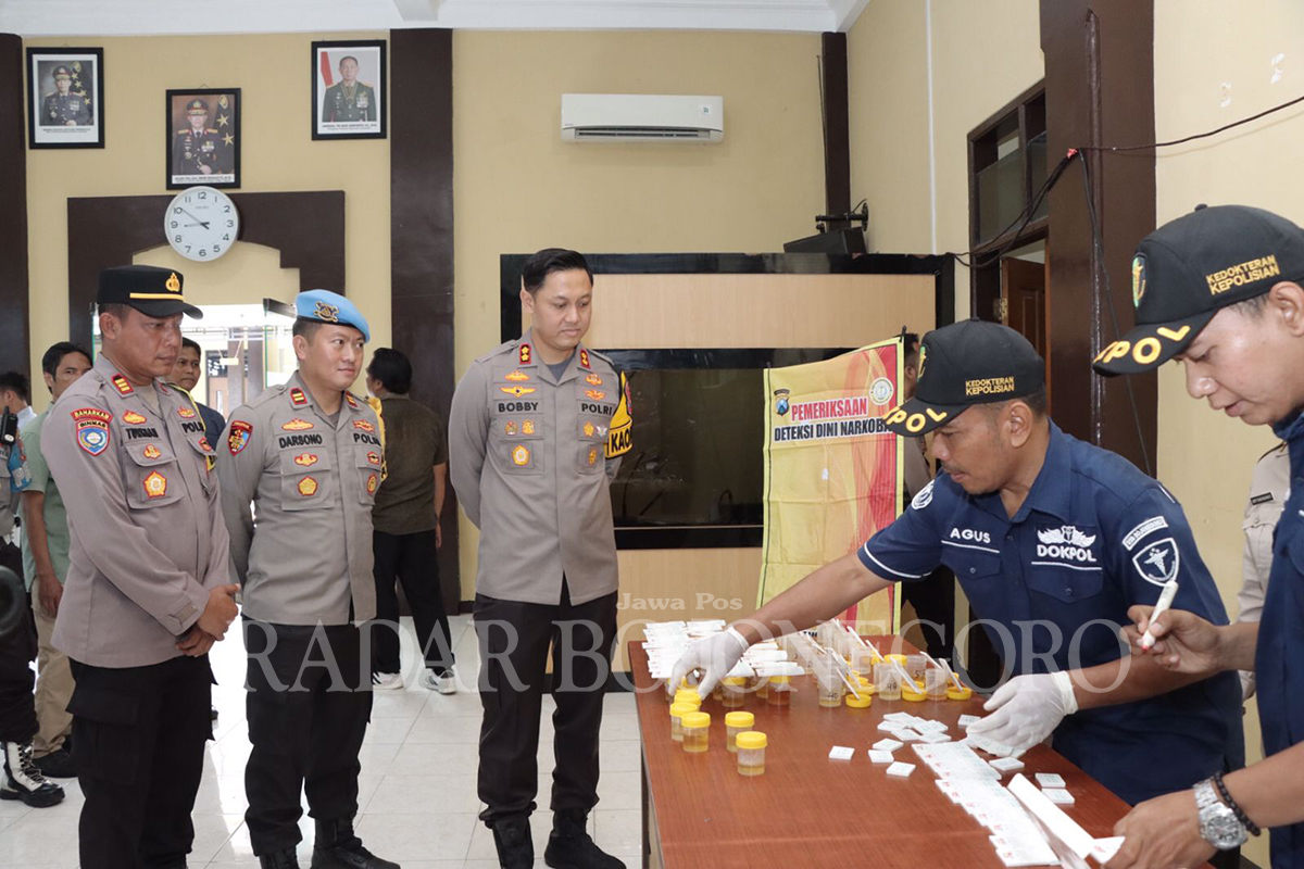 MEMELIHARA KEDISIPLINAN: Kapolres Lamongan, AKBP Bobby Adimas saat memantau pelaksanaan tes urine kepada seluruh anggota Polres Lamongan. (GAMAL AYATULLAH/RDR.LMG)