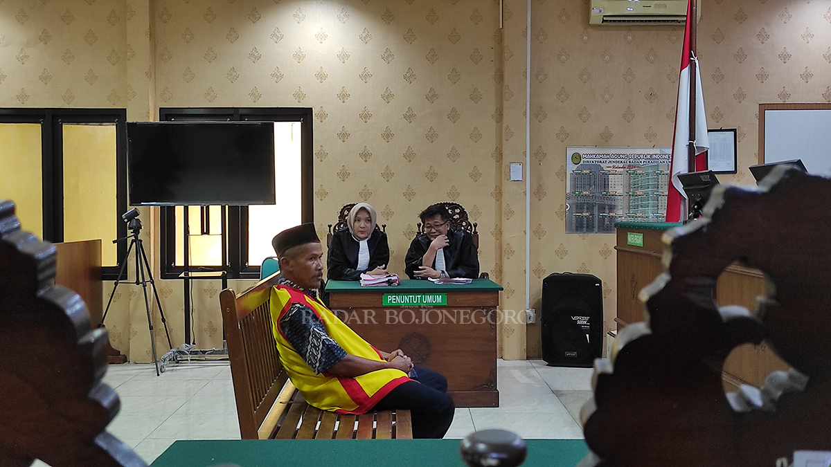 KEDEPANKAN HATI NURANI: Terdakwa kasus pencurian ayam jago milik kadesnya menjalani persidangan. Kejari Bojonegoro mendapatkan atensi dari Kejati Jatim untuk mengedepankan hati nurani.