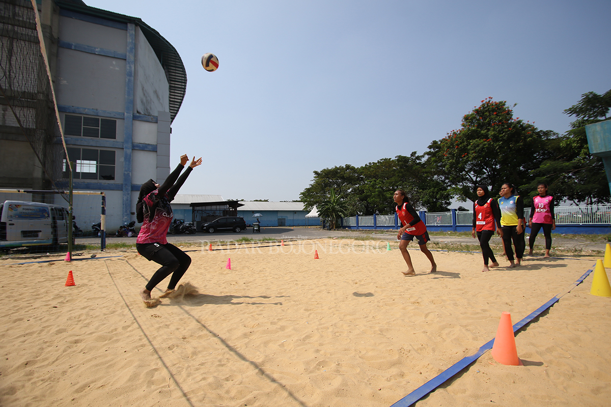 REGENERASI JALAN: Atlet bola voli pantai yang berlatih di lapangan berpasir.  (ANJAR DWI PRADIPTA/RDR.LMG )
