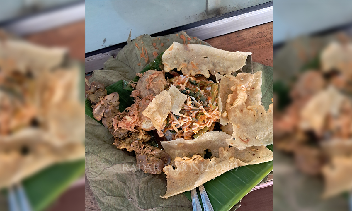 WARISAN ORANG TUA: Dwi Maria dan cobek yang digunakan menghaluskan bumbu pecel. Daun jati tetap dipertahankan sebagai bungkus pelapis setelah daun pisang (GAMAL A./RDR.LMG)