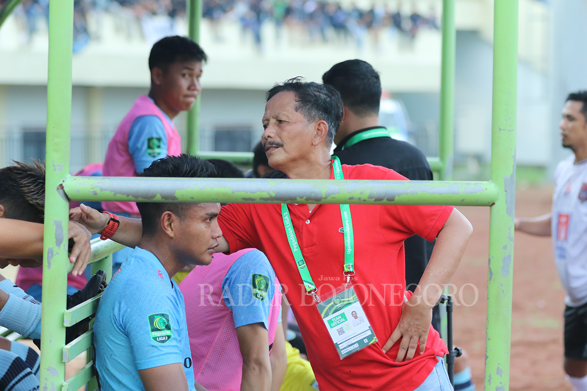 TETAP DI LIGA 2: Head Coach Persela, Djadjang Nurdjaman gagal membawa Persela lolos ke semifinal Liga 2. (ANJAR DWI PRADIPTA/RDR.LMG)