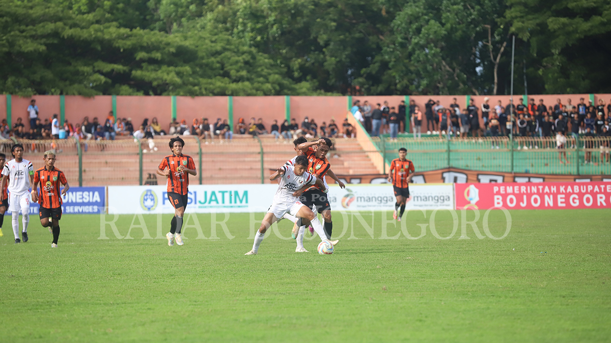 KETEMU LAGI: Persibo saat berlaga dengan NZR Sumbersari pada babak 16 besar. Sore ini, keduanya bakal kembali bertemu di Stadion Letjend Soedirman Bojonegoro di laga semifinal Liga 3 Jatim.