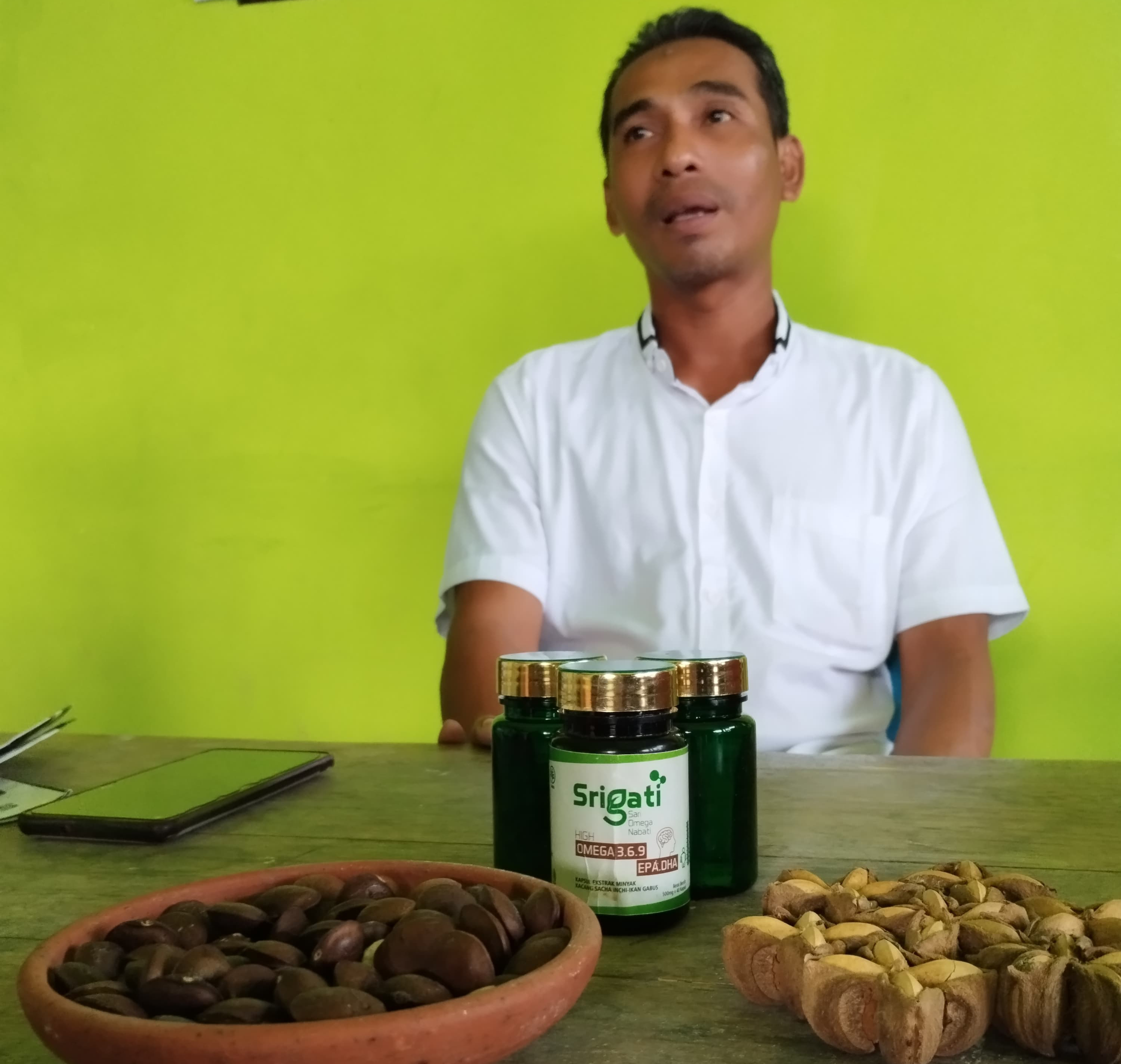 KAYA OMEGA: Nur Khosim Kepala Desa Tinumpuk Khosim menunjukkan buah Sacha Inchi yang sudah siap dikonsumsi.(DEWI SAFITRI/RDR.BJN)