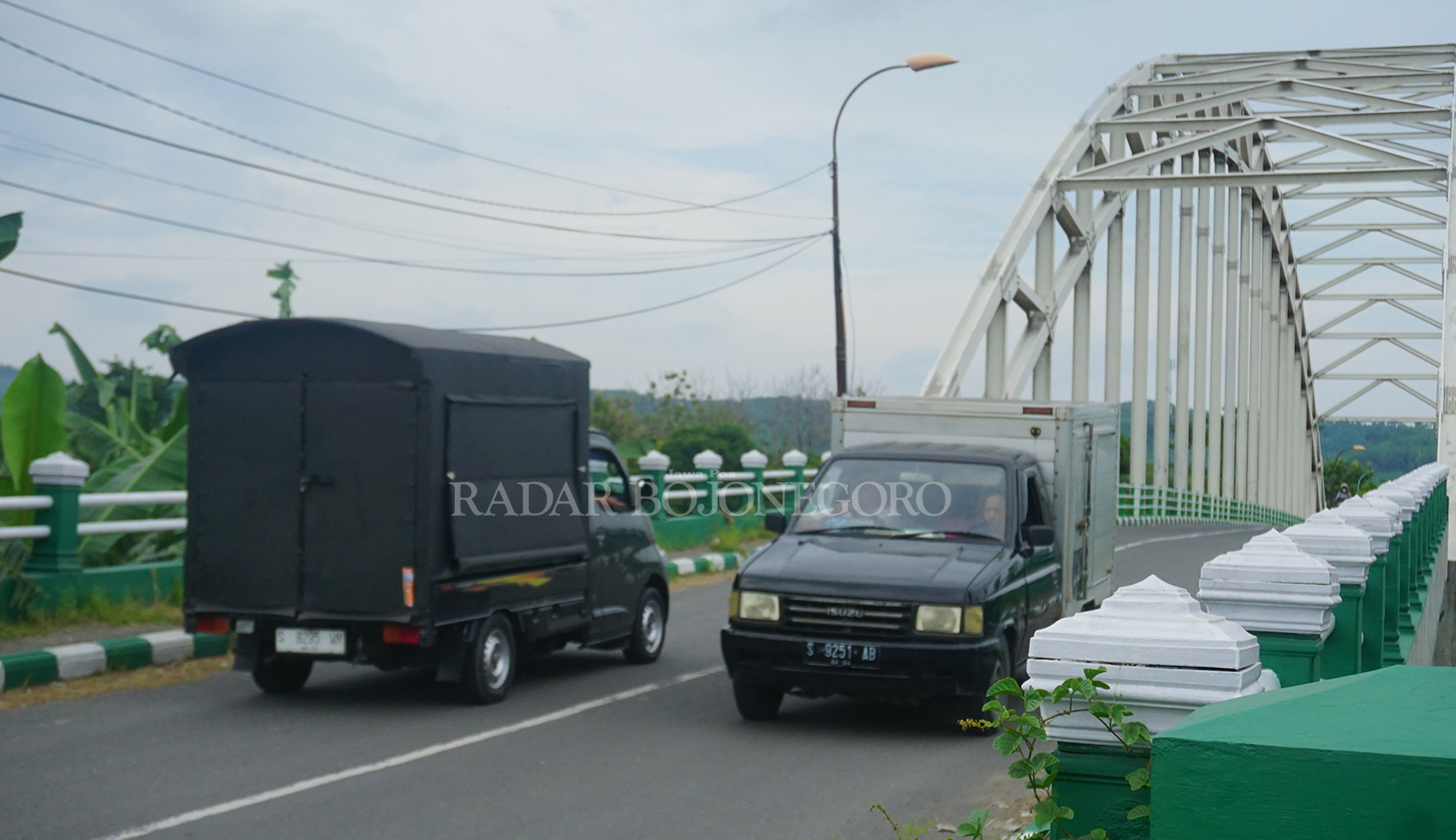 KOKOH: Jembatan Malo berdiri kokoh melintasi Bengawan Solo, sebagai akses utama warga yang hendak menuju ke Kecamatan Kalitidu. (YUAN EDO/RDR.BJN)