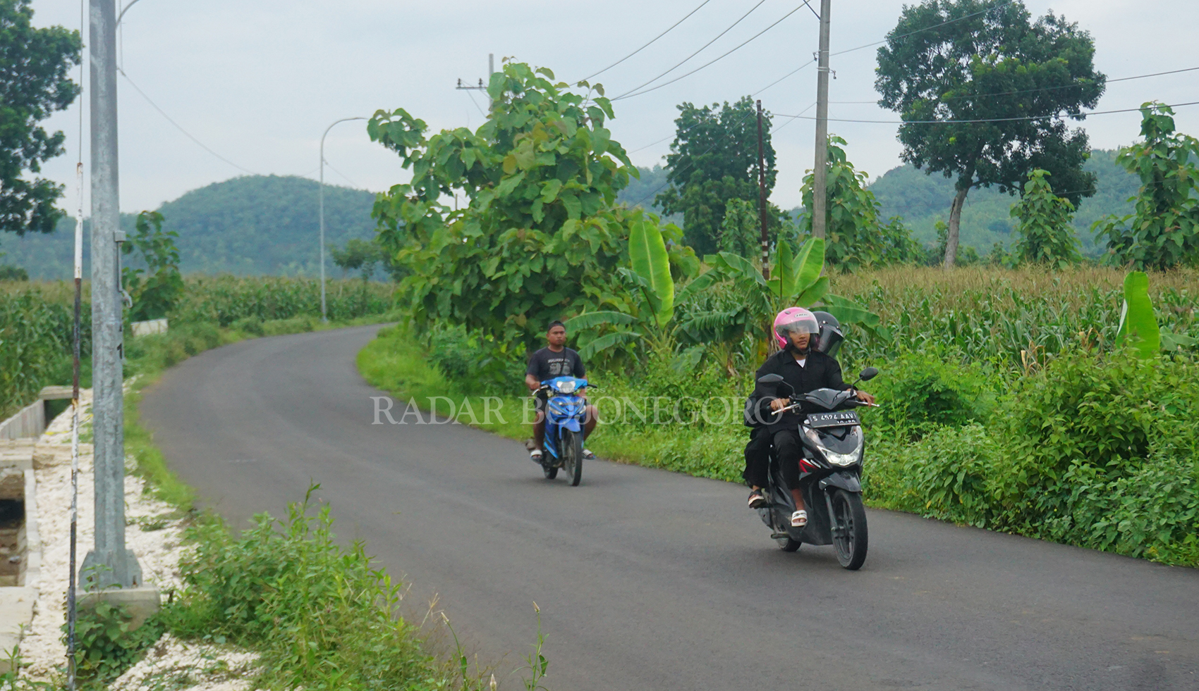 LANCAR: Salah satu jalan poros desa di Kecamatan Malo mulus, sehingga akses warga semakin lancar. Tampak drainase juga telah direhabilitasi. (YUAN EDO/RDR.BJN)