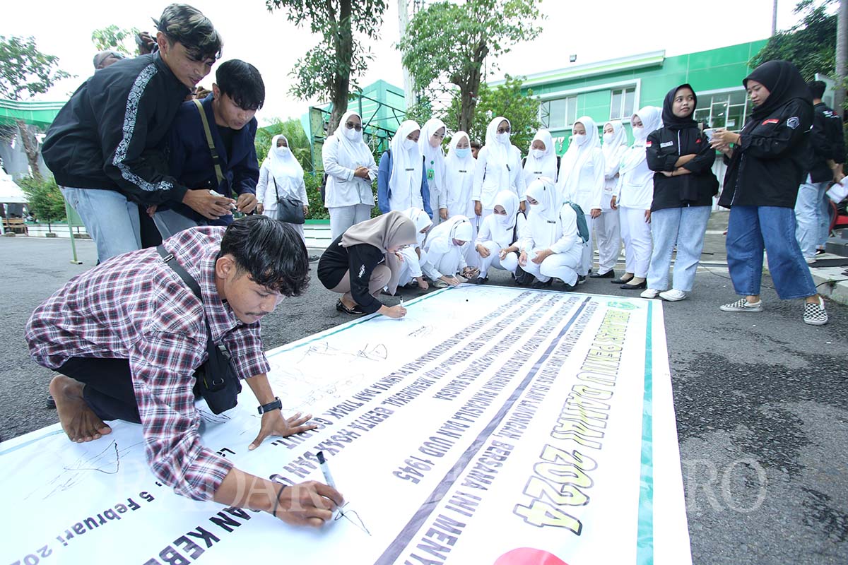 KONDUSIF: Mahasiswa Unisla menandatangani deklarasi Pemilu damai di halaman kampus Unisla, Senin (5/2). (ANJAR DWI PRADIPTA/RDR.LMG)