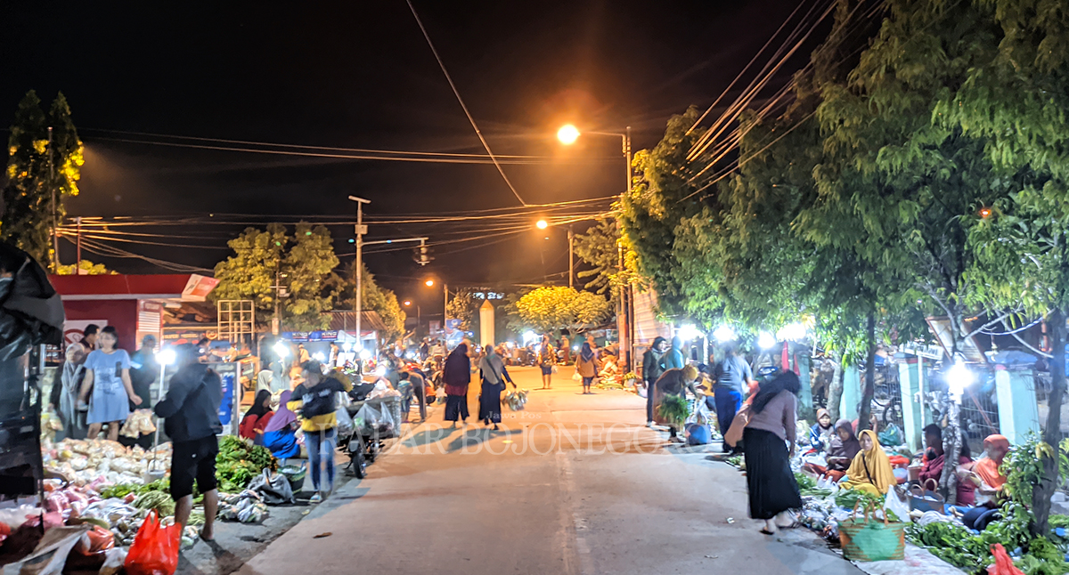RAMAI PEDAGANG: Hiruk pikuk suasana Pasar Subuh di kawasan Tugu Kecamatan Ngasem setiap dini hari. (DHANI WAHYU ALFIANSYAH/RADAR BOJONEGORO)