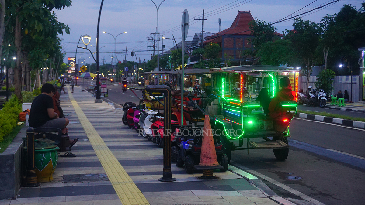 SYAHDU: Salah satu spot nongkrong kawasan Bojonegoro Kota ialah Maliogoro di sepanjang Jalan Thamrin turut Desa Kauman dan Kelurahan Ledok Wetan (YUAN EDO/RADAR BOJONEGORO)