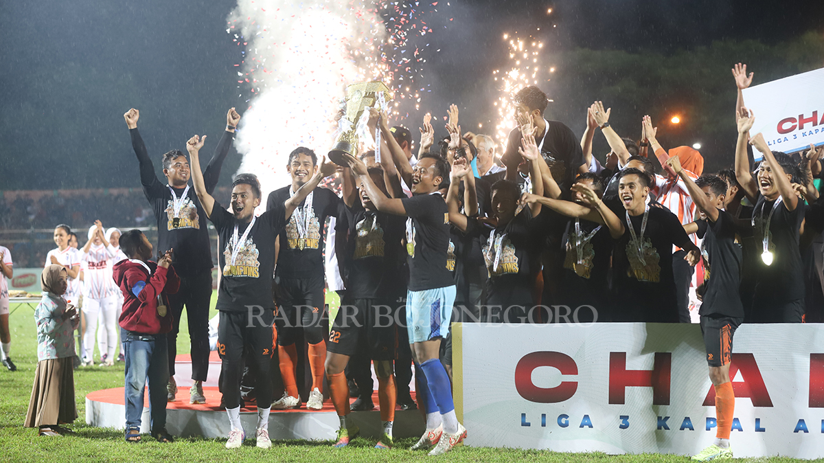 HORE: Tim kebanggaan warga Bojonegoro, Persibo ciptakan sejarah baru dengan mengangkat trofi Juara Liga 3 Jatim. (YUAN EDO/RDR.BJN)