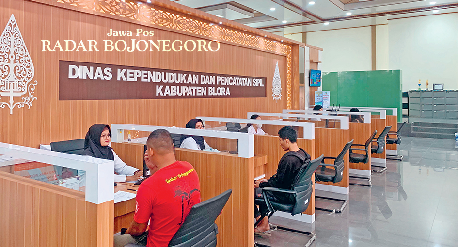 LIBUR TETAP BUKA: Petugas di Disdukcapil Blora di Mall Pelayanan Publik tengah melayani masyarakat. (RAHUL OSCARRA DUTA/RADAR BLORA)