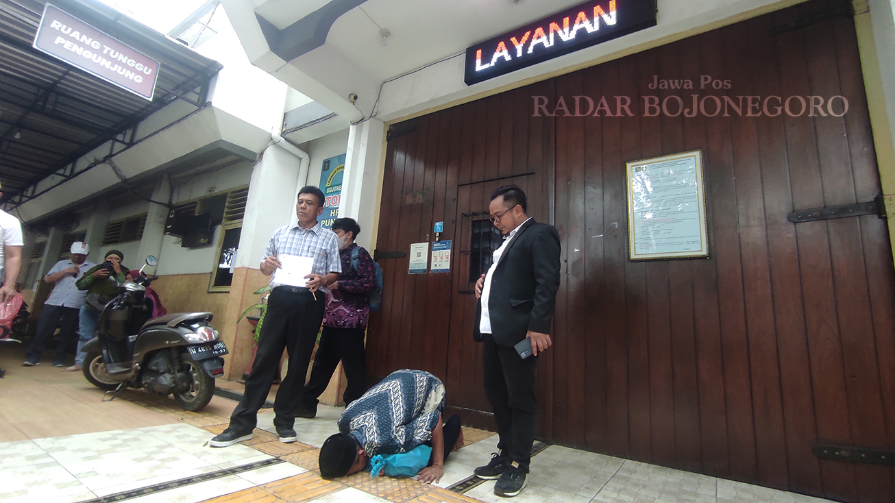 LEGA: Suyatno sujud syukur tepat di depan gerbang Lapas Bojonegoro didampingi Tim PH yaitu Sujito dan Muhammad Hanafi kemarin (7/2).