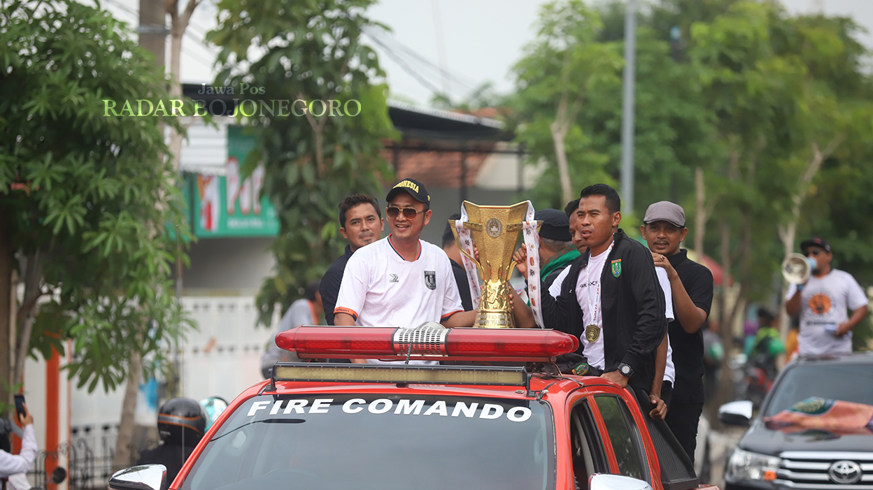 PIALA DIARAK: Piala Juara 1 Liga 3 Jatim diarak dari Stadion Letjend Soedirman ke Pendapa Malowopati kemarin (7/2) (M. IRVAN RAMADHAN/RADAR BOJONEGORO)
