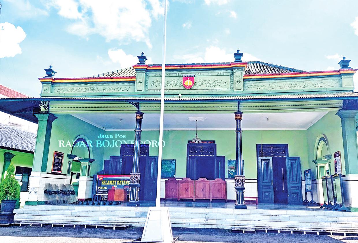 MEGAH: Klenteng Hok Tik Bio Blora tampak megah di selatan Jalan Pemuda, puluhan anak tangga dengan ukiran Naga menyambut pengunjung. (LUKMAN HAKIM/RADAR BLORA)