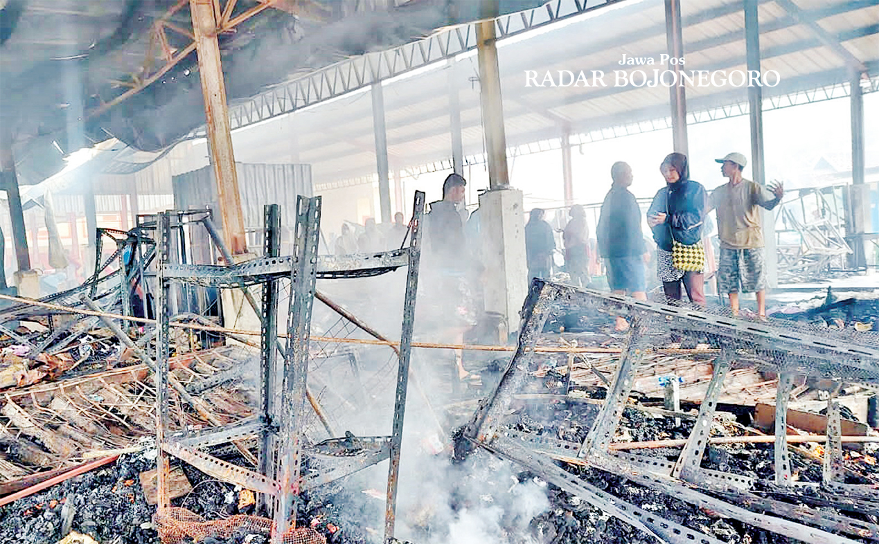 HANGUS: Puing-puing bangunan usai kebakaran Pasar Ngawen berhasil dipadamkan. Kebakaran tersebut mengakibatkan kerugian sekitar Rp 30,69 miliar. (RAHUL OSCARRA DUTA/RADAR BLORA)