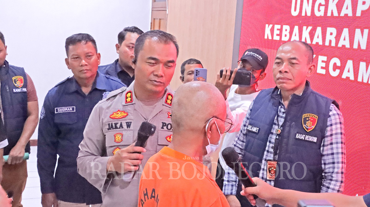 BEJAT : Tersangka menundukan kepala saat Kapolres Blora AKBP Jaka Wahyudi menanyai pelaku pencabulan. (LUKMAN HAKIM/RDR.BJN)