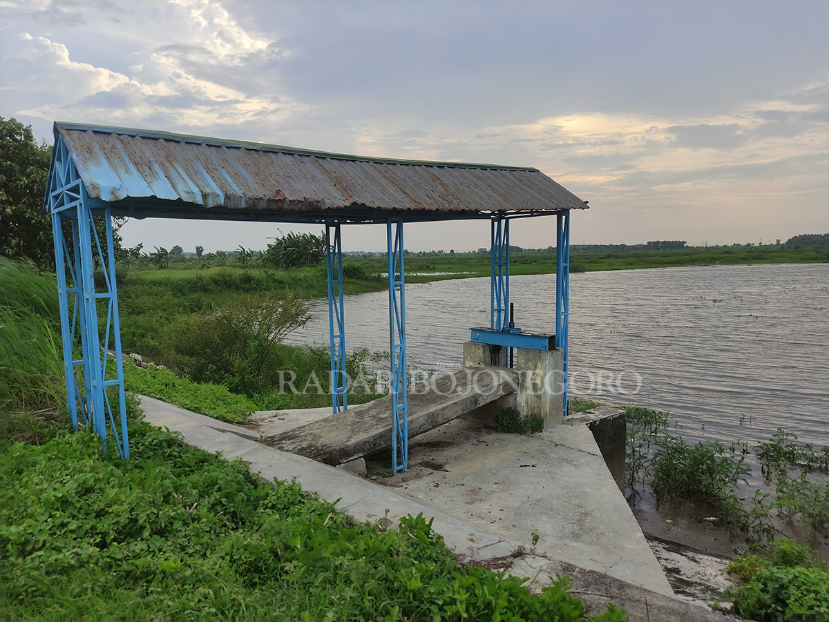 CADANGAN AIR: Dinas PU SDA Lamongan intens memantau debit air di seluruh waduk, embung, dan rawa di Lamongan.  (ANJAR DWI PRADIPTA/RDR.LMG )