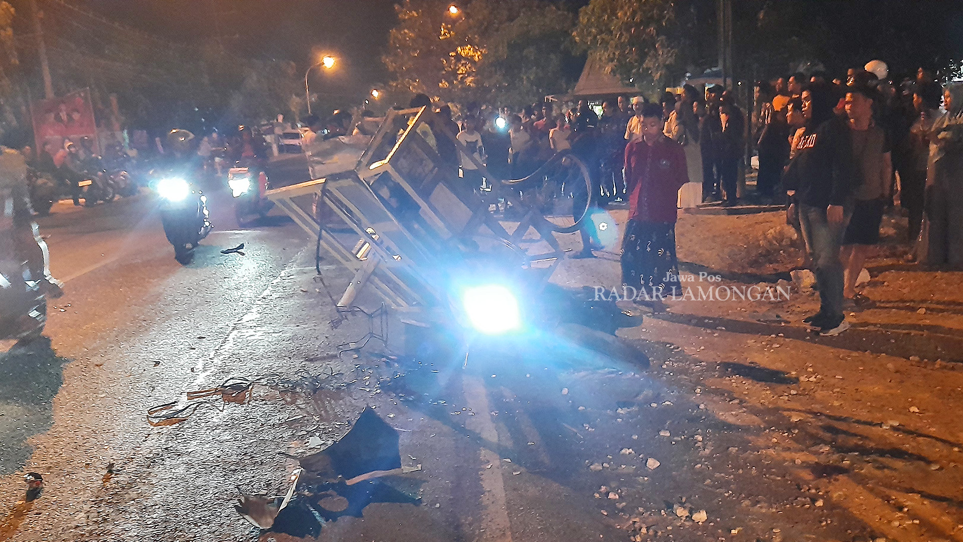 LAKA: Sejumlah warga mendatangi lokasi kecelakaan di jalan Lamongan &mdash; Mantup, masuk Desa Sidomukti, Kecamatan Lamongan Senin malam (12/2).