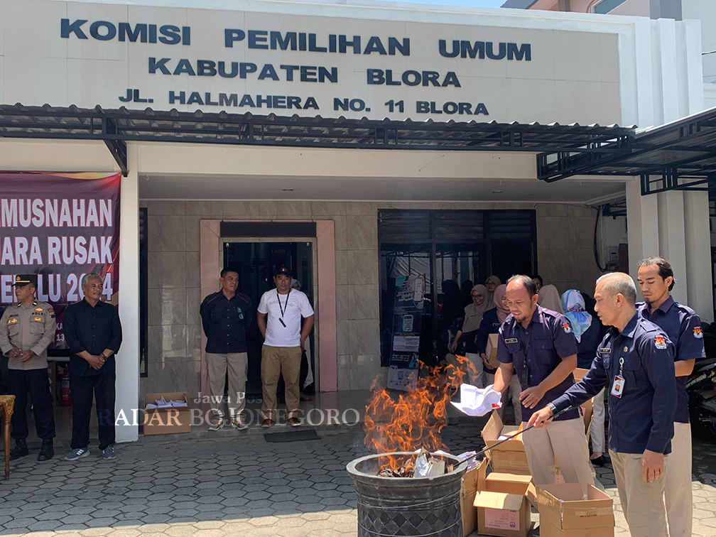 PEMUSNAHAN: Petugas KPU Blora membakar sebanyak 12.841 surat suara rusak kemarin (13/2). (RAHUL OSCARRA DUTA/RADAR BLORA)