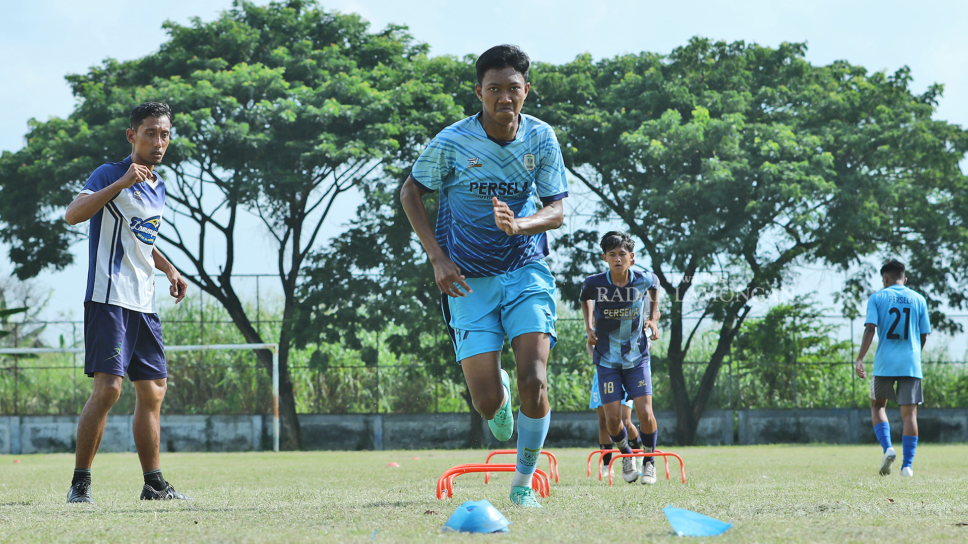 LAPANGAN ALTERNATIF: Lapangan Choirul Huda Lamongan yang dijadikan tempat berlatih pemain PFA kemarin.