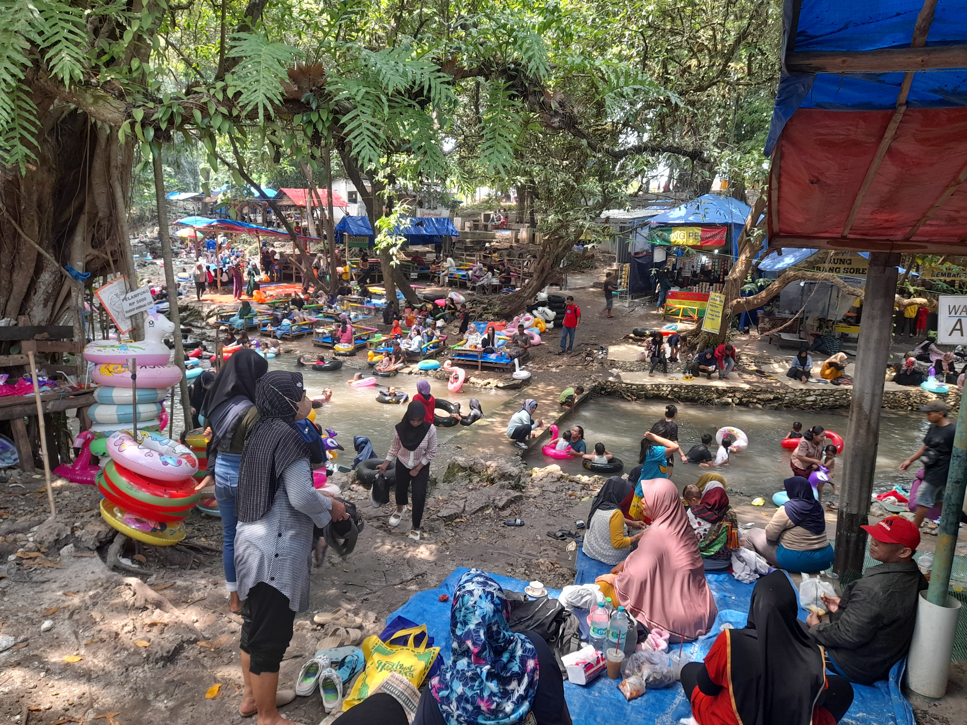 Wisata Growgoland Water Fun yang ada di Desa Ngunut, Dander ramai dikunjungi.