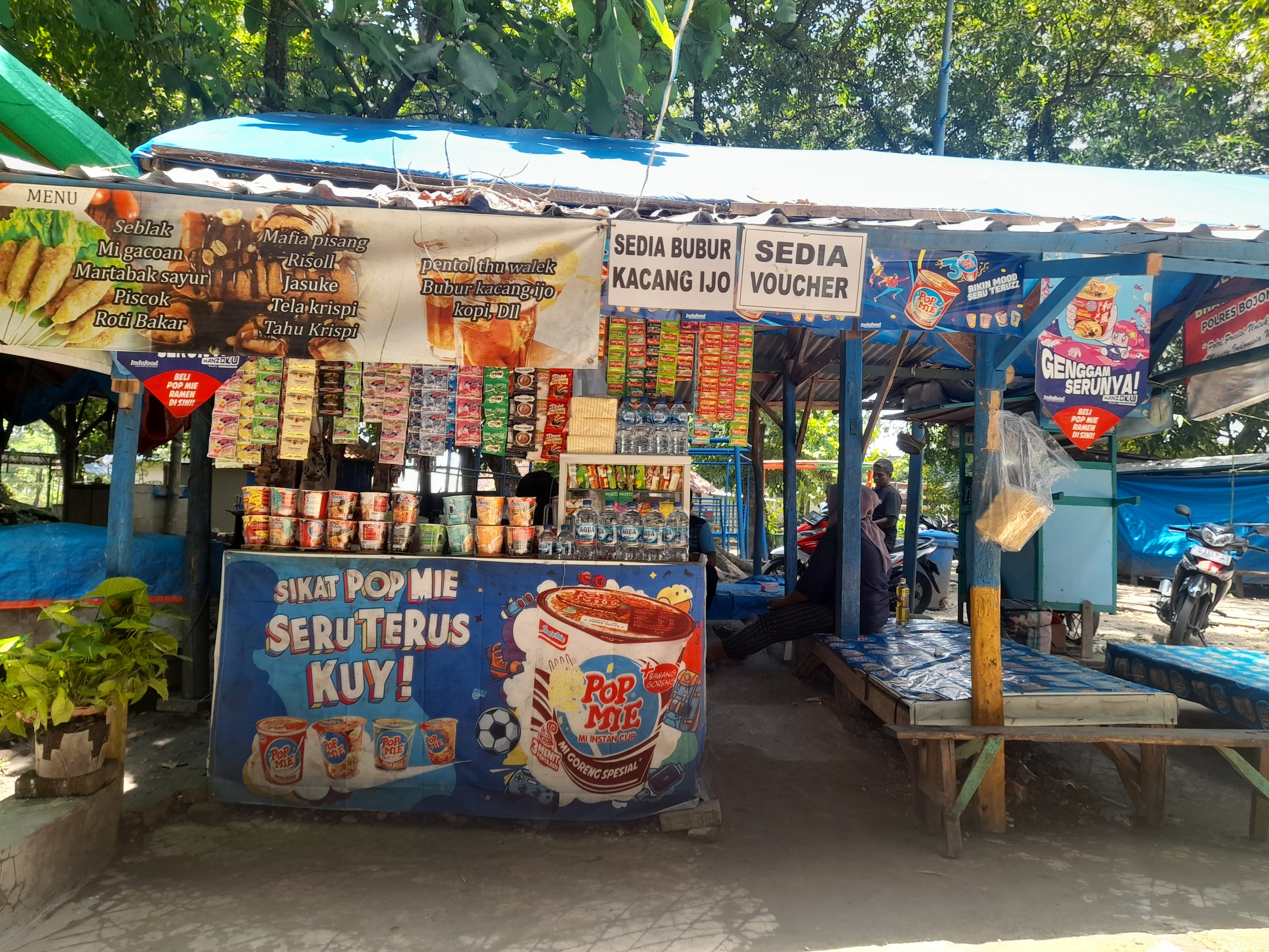 Kedai-kedai milik masyarakat sekitar bermunculan.