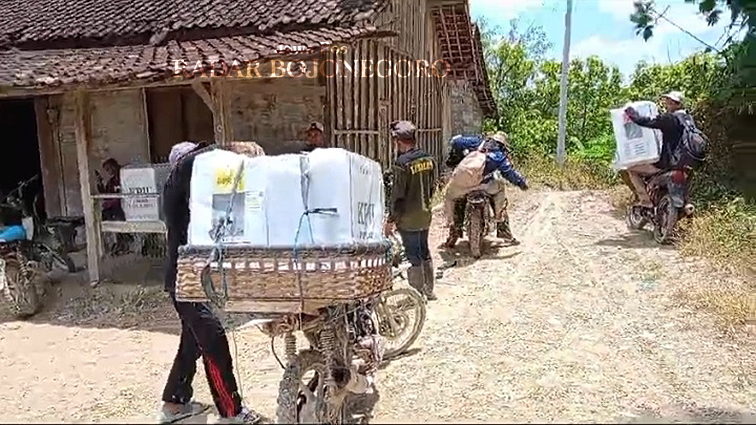 DIANGKUT MOTOR: Logistik pemilu di Desa Bunten, Kecamatan Kedungadem terpaksa diangkut dnegan motor karena tak bisa diakses roda empat. (DEWI SAFITRI/RADAR BOJONEGORO)