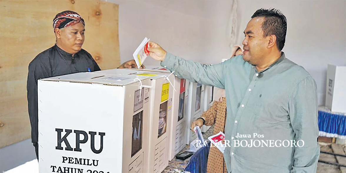 PEMILU: Bupati Blora Arief Rohman menggunakan hak pilihnya pada Pemilu 2024 di TPS 11 turut Desa Sendangwungu, Kecamatan Banjarejo kemarin (14/2). (RAHUL OSCARRA DUTA/RADAR BLORA)