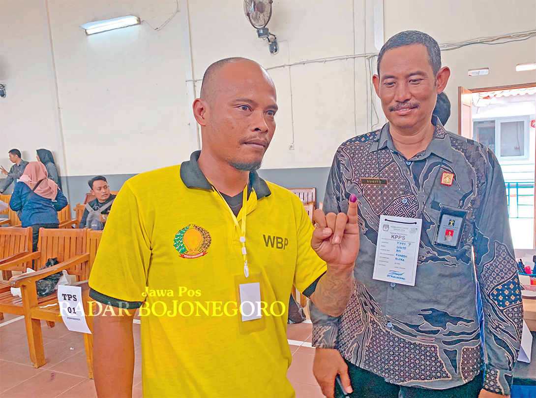 PARTISIPASI: Salah satu warga binaan Rutan Kelas II B Blora pamerkan ujung jari kelingkingnya telah tercelup tinta sebagai tanda telah menyalurkan hak pilih pada Pemilu 2024. (RAHUL OSCARRA DUTA/RADAR