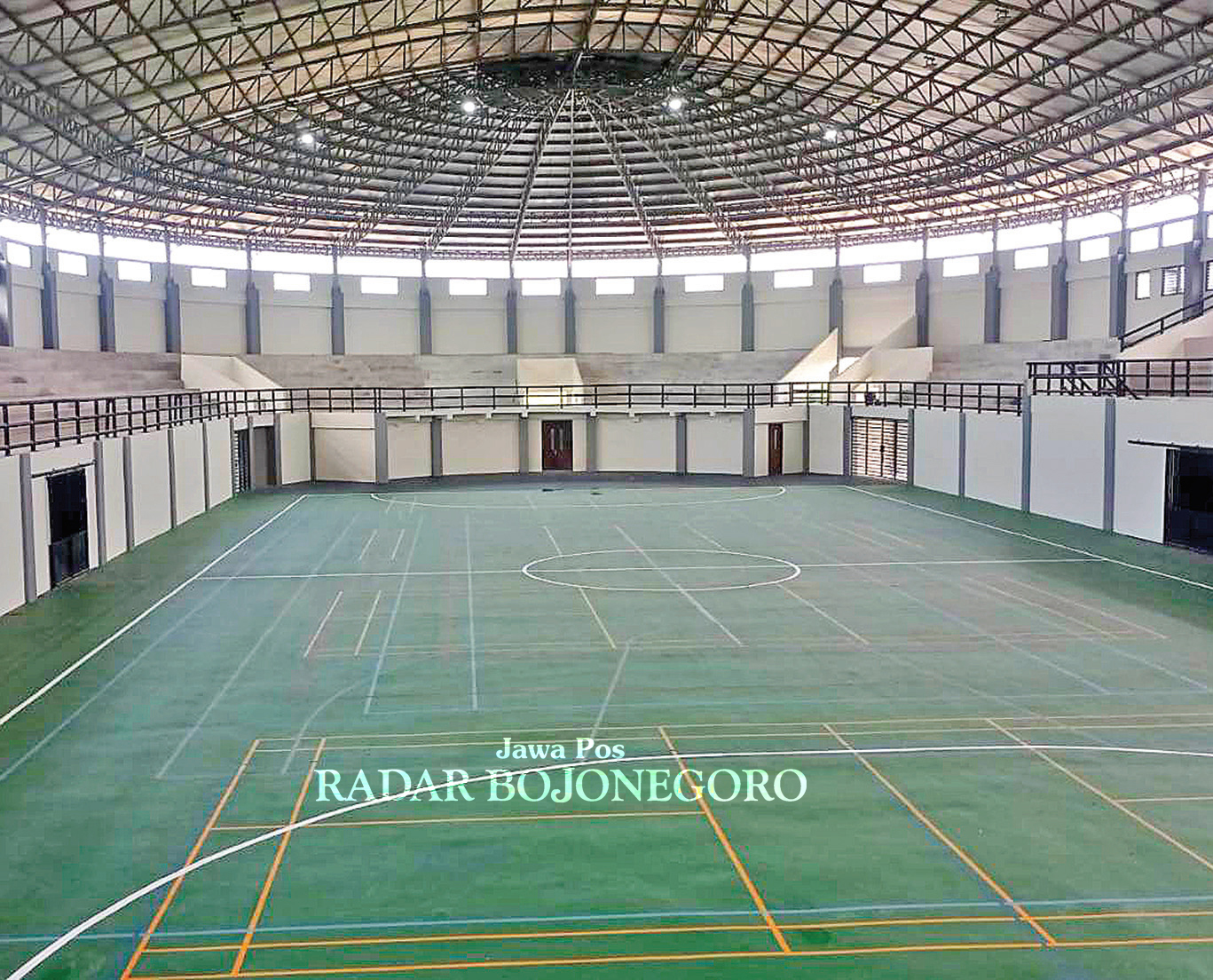 PUSAT OLAHRAGA: GOR ini menjadi pusat olahraga masyarakat juga muncul dan berkembang usaha warga sekitar. (ISTIMEWA/RADAR BOJONEGORO)